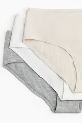 Pack de 7 bombachas de punto con cintura estándar y refuerzo interior. Cobertura media en la parte de atrás. Incluye bombachas de color negro, gris, rosa, blanco y beige.