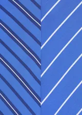 Vestido largo sin mangas con cuello drapeado y diseño evasé. Presenta un estampado de rayas diagonales en tonos azules y blancos, con cierre de botones en la parte posterior.