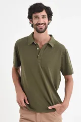Camiseta tipo polo verde militar de manga corta con cuello clásico y tapeta de botones.