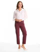 Pantalón de corte entallado y largo cropped, confeccionado en tejido con elasticidad técnica resistente a las arrugas. Presenta una pretina ancha y plana para un ajuste cómodo, bolsillos simulados en el frente y en la parte posterior, y pequeñas aberturas laterales en el ruedo.