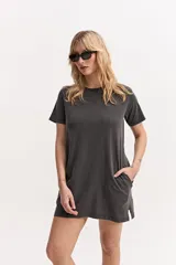 Vestido corto de manga corta color gris con efecto desgastado, de corte holgado y diseño liso.