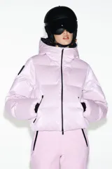 Campera puffer lila con capucha y forro negro, cierre frontal con cremallera, bolsillos laterales con cierre y puños negros ajustados.