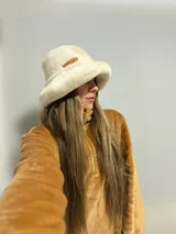 Gorro tipo bucket de peluche color marrón.