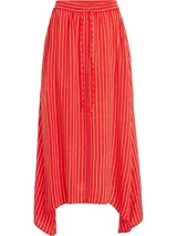 Falda midi roja con rayas verticales blancas, cintura elástica con cordón ajustable y ruedo asimétrico.