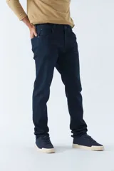 Pantalón de jean corte regular con tiro medio, diseño clásico de cinco bolsillos, cierre frontal con botón y bragueta, y trabillas para cinturón.