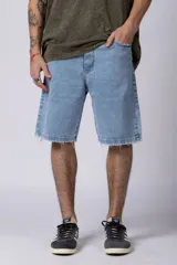 Bermuda de jean azul con corte regular, cinco bolsillos y cierre frontal con botón y cremallera.