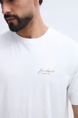 Remera de algodón blanca de corte regular, con cuello redondo, mangas cortas y estampa sutil en el pecho de la marca Brookfield.