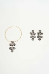 Set de collar y aros dorados con dije de flor con estampado animal print. El collar es tipo choker y los aros son colgantes.