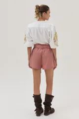 Short de lino color rosa con cintura elastizada y lazo para atar.