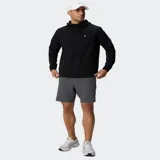 Campera deportiva Fabletics The One de color negro, con capucha, cierre frontal completo y bolsillos laterales. Confeccionada en tejido ligero y de secado rápido con mangas raglán.