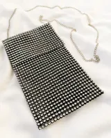 Cartera de fiesta negra cubierta de strass brillantes, con cadena plateada para colgar del hombro.