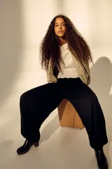 Pantalón globo negro de punto de crepé, con corte relajado, cintura elástica de tiro bajo con cordón ajustable y puños anchos en las piernas.