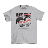Remera gris de algodón con estampado frontal de la película Nueve Reinas, incluyendo los rostros de los protagonistas y la frase icónica de la película.