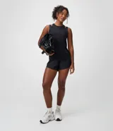 Bermuda deportiva Get Over de color negro, confeccionada en poliéster con cintura elástica y bombacha interna. Cuenta con diseño holgado y bajo redondeado.