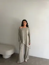 Pantalón de pierna ancha y tiro alto, confeccionado en tela de lanilla color gris melange, con diseño fluido y cómodo.
