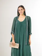 Kimono corto de seda italiana color verde inglés, con mangas 3/4 y detalles de paillettes brillantes en la solapa y los puños.