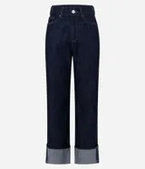 Pantalón de jean azul oscuro con lavado uniforme, corte recto y tiro alto. Presenta un diseño clásico con pasantes en la cintura, cierre frontal con botón y cremallera, y un dobladillo ancho doblado en la parte inferior.