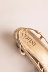Sandalias de taco bajo cuadrado de 4 cm, color dorado, con múltiples tiras finas cruzadas en el empeine y tira ajustable en el talón.
