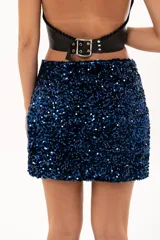 Minifalda de silueta recta confeccionada en tela con lentejuelas azules brillantes.