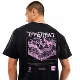 Camiseta negra de algodón con cuello redondo y mangas cortas. Estampado en la espalda con diseño del Monte Everest en tonos rosados y logo de The North Face. Corte oversize.