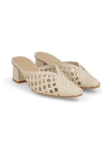 Sandalia mule de cuero napa trenzado a mano color off white, con taco medio cuadrado y diseño en punta.