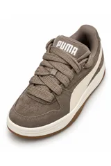 Championes Puma modelo Park Luna de color marrón topo, confeccionados en gamuza con detalles en cuero sintético blanco crudo, cordonera gruesa y suela de goma marrón.