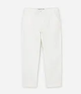 Pantalón masculino relaxed fit confeccionado en oxford de algodón, color beige, con trabillas en la cintura y cordón ajustable con lazo. Cuenta con bolsillos delanteros y traseros.