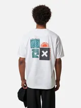 Camiseta blanca de manga corta y corte relajado, confeccionada en algodón orgánico. Presenta un estampado gráfico multicolor en la espalda con diseño geométrico y natural.