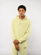 Canguro Umbro de felpa con capucha y cordones ajustables. Presenta el logo de la marca bordado en el pecho en color celeste y bolsillo frontal tipo canguro.