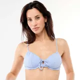 Top de bikini con estampado de cuadros vichy en celeste y blanco, con aros, copas fruncidas y tirantes finos ajustables. Cuenta con un detalle de lazo en el centro del escote.
