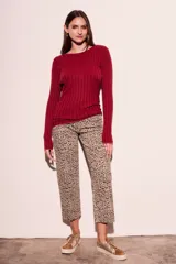 Sweater de punto acanalado en color negro con sutil acabado brillante. Presenta un diseño ajustado al cuerpo, cuello redondo y mangas largas.