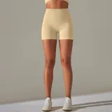 Short deportivo blanco de punto canalé con cintura alta y corte ajustado.