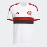 Camiseta de fútbol Adidas del CR Flamengo, modelo visitante 26. Diseño blanco con franjas horizontales roja y negra en el pecho, y detalles en rojo en los hombros. Incluye logo de Adidas y escudo del club bordados.