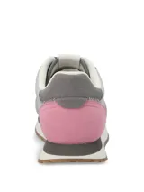 Zapatillas casuales con diseño contemporáneo, confeccionadas en una combinación de cuero gris y gamuza, con detalles en color rosado en el talón. Presentan suela de memory foam, cordones al tono y base dentada en color blanco y marrón.