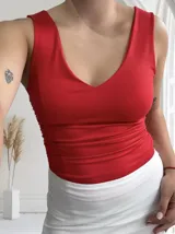 Musculosa ajustada al cuerpo con escote en V.