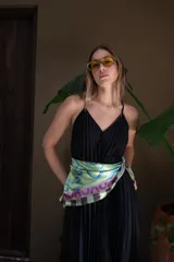 Lentes de sol negros con marco geométrico y patillas gruesas.