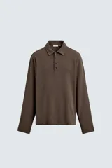 Polo de manga larga con corte regular fit, confeccionado en tejido de algodón con acabado cepillado. Presenta cuello solapa y cierre frontal con botonadura.