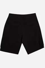 Bermuda cargo negra de corte recto, con bolsillos laterales tipo cargo y logo estampado.