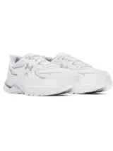 Championes Under Armour modelo Apparition Tech, de diseño retro inspirado en el running. Presentan una parte superior de malla transpirable con superposiciones de cuero y materiales sintéticos, amortiguación reactiva UA HOVR y suela de goma completa para mayor tracción.