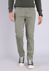 Pantalón chino color verde oliva, de corte slim fit y tiro medio. Confeccionado en algodón y elastano.