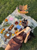 Top de lino color marrón con escote en V, mangas cortas con volados estructurados y lazo frontal ajustable para anudar.