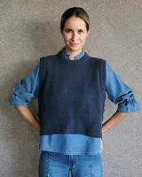 Chaleco de punto en lana lambswool, con cuello redondo y diseño acanalado. Presenta aberturas laterales y cierre con botones en los costados.