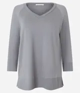 Blusa color gris topo con escote en V y mangas 3/4.