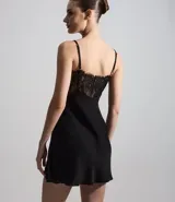 Camisón corto de color negro con busto confeccionado en encaje y cuerpo de malla. Presenta breteles finos ajustables y un diseño sin copa.