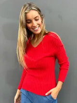 Sweater de punto acanalado color rojo, con escote en V y mangas largas con puños lisos. Diseño entallado y versátil.