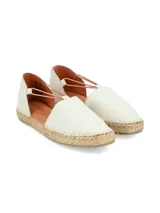 Alpargata estilo d'Orsay color crema, confeccionada en cuero napa, con base levemente elevada de yute trenzado y tiras elásticas de ajuste sobre el empeine.