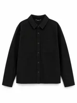 Sobrecamisa negra de manga larga con cuello camisero de pana, cierre frontal con botones y dos bolsillos delanteros con solapa.