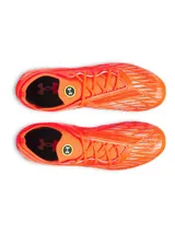 Championes de fútbol Under Armour Magnetico Elite 4 FG, color naranja vibrante con detalles en gris y verde neón. Presentan tecnología UA Clone en la parte superior para un ajuste personalizado, impresión 3D para mayor control y suela ligera con tacos mixtos para tracción multidireccional.
