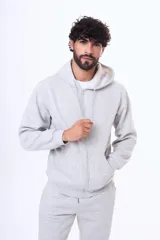 Buzo tipo canguro azul marino con cierre frontal completo, capucha con cordones ajustables y bolsillos tipo canguro.