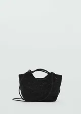 Bolso de mano tipo cesta de tamaño pequeño, confeccionado en material trenzado de color negro. Cuenta con doble asa corta para llevar en la mano y una correa larga fina para usar al hombro o cruzado.